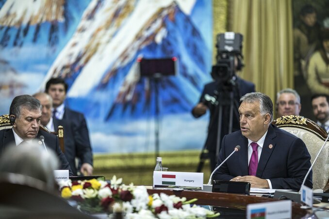 Orbán Viktor magyar miniszterelnök felszólal a türk nyelvű államok együttműködési tanácsának VI. ülésén a kirgizisztáni Csolpon-Atában (MTI Fotó: Miniszterelnöki Sajtóiroda/Szecsődi Balázs)