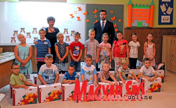 Grubanov Martinek Emília és Dolinszky Gábor az iskola elsős magyar tanulóival (Fotó: Patyi Szilárd)