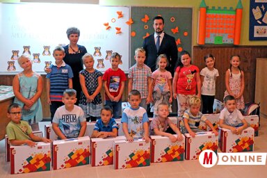 Grubanov Martinek Emília és Dolinszky Gábor az iskola elsős magyar tanulóival (Fotó: Patyi Szilárd)