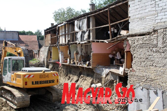 A Dositej utca 11. alatt lévő ház fala augusztus 11-én leomlott a szomszédos telken folyó építkezés miatt, miután az Astra plan vállalat szabálytalanul végezte a munkálatokat (Ótos András felvétele)