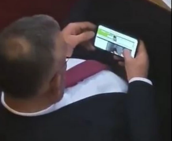 Bizonyos közösségi oldalak és belgrádi hírportálok ezt a fotót tették közzé annak bizonyítékaként, hogy Zvonimir Stević szocialista képviselő a parlament Koszovóról szóló vitája során pornót nézett telefonján Bizonyos közösségi oldalak és belgrádi hírportálok ezt a fotót tették közzé annak bizonyítékaként, hogy Zvonimir Stević szocialista képviselő a parlament Koszovóról szóló vitája során pornót nézett telefonján