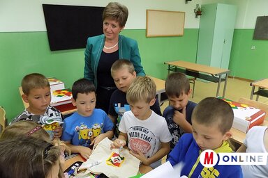 Jerasz Anikó, az MNT Végrehajtó Bizottságának elnöke a megajándékozott kisdiákokkal (Szögi Csaba felvétele)