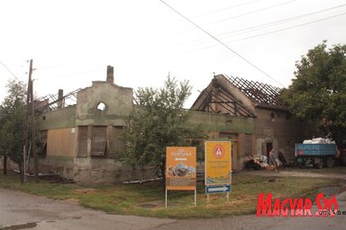 A Boris Kidrić és a Bajai út sarkán, Pacsér főutcáján ütött ki a villámcsapás okozta, hatalmas anyagi kárral járó tűz (Kazinczy Paszterkó Diana felvétele)