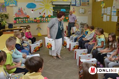 Linka B. Gabriella kiosztja az MNT csomagjait (Lakatos János felvétele)