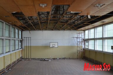 A tartományi oktatási titkárság pályázatán 4,2 millió dinárt nyertek a tornaterem tetőszerkezetének, plafonjának és padlójának felújítására (Lakatos János felvétele)