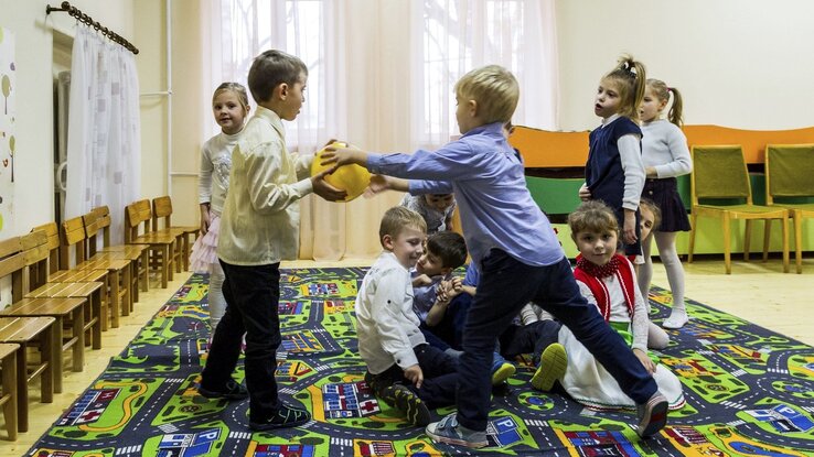 Óvodások játszanak (fotó: MTI) Óvodások játszanak (fotó: MTI)