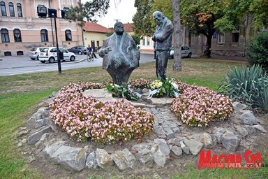 Koncz István költő és Dobó Tihamér festő szobra Magyarkanizsán, a városháza előtti parkban