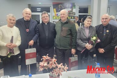 A két hatvanadik jubileumot ünneplő házaspár, Zélity András és Margit, illetve Gajdos István és Ilona Zélity Mihály plébánossal, valamint Horvát László a házas hétvégések képviseletében (Fot