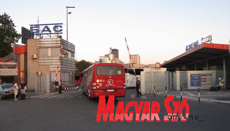 A távolsági buszok nemsokára már nem a jelenlegi érkező peronokra futnak majd be (Fotó: Miklós Hajnalka) A távolsági buszok nemsokára már nem a jelenlegi érkező peronokra futnak majd be (Fotó: Miklós Hajnalka)