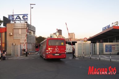 A távolsági buszok nemsokára már nem a jelenlegi érkező peronokra futnak majd be (Fotó: Miklós Hajnalka)