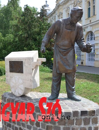 „Itt van, megjött Bagaméri, ki fagylaltját maga méri!” (Fotó: Dávid Csilla) „Itt van, megjött Bagaméri, ki fagylaltját maga méri!” (Fotó: Dávid Csilla)