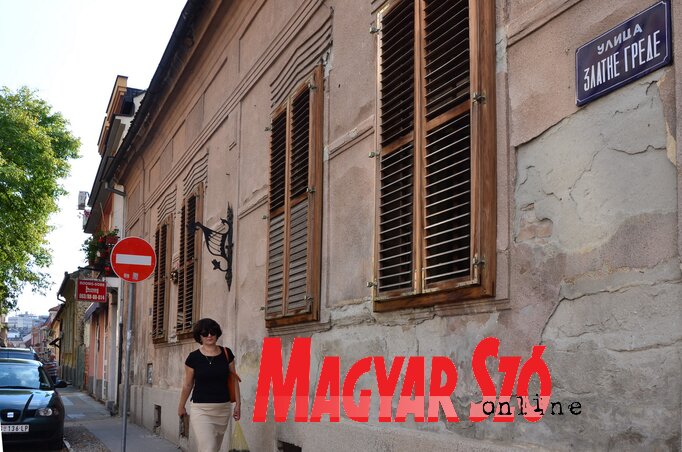 A Podbara városrész keskeny utcáiban, így a Zlatna greda utcában is, hamarosan rekonstrukciós munkálatok kezdődnek, egyes helyeken kiszélesítik az úttestet, máshol parkolókat alakítanak ki (Dávid Csilla felvétele)