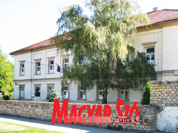 A Lukijan Mušicki középiskola épülete egykor kastély volt (Góbor Béla felvétele)
