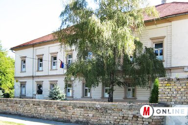 A Lukijan Mušicki középiskola épülete egykor kastély volt (Góbor Béla felvétele)