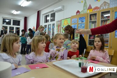 A különféle kísérletek lekötötték a gyermekek figyelmét (Kancsár Izabella felvétele)