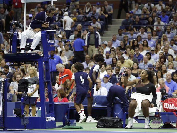 Serena Williams még ültében is ordított Carlos Ramos vezetőbíróra (Fotó: Beta/AP) Serena Williams még ültében is ordított Carlos Ramos vezetőbíróra (Fotó: Beta/AP)