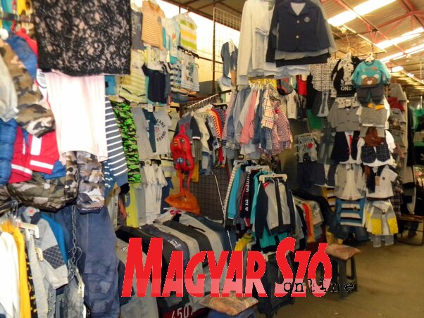 Gyermekruhák széles választéka a bolhapiacon (Fotó: Benedek Miklós)