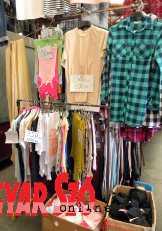 Az árak a legtöbb helyen dinárban és forintban is fel vannak tüntetve (Fotó: Benedek Miklós)