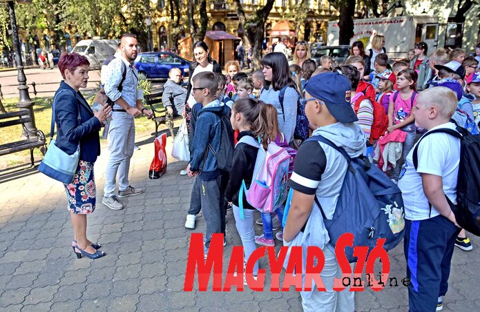 A kiránduló tanulók Szabadkán a kék szökőkútnál