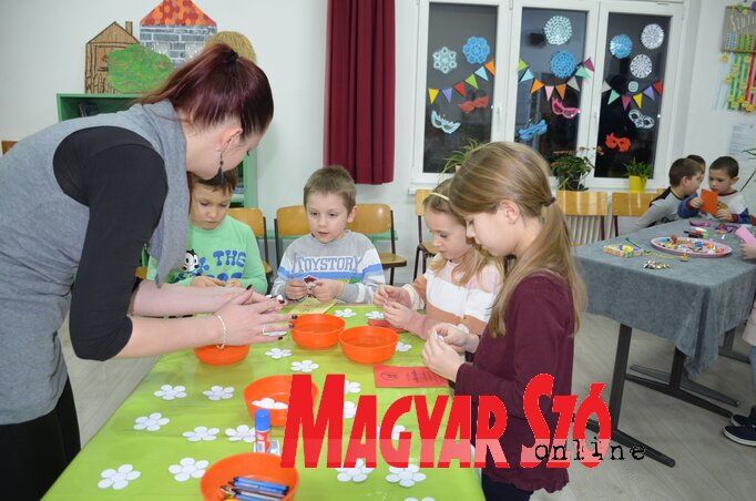 Ismerkedés a tudomány varázslatos világával (Kancsár Izabella felvétele) Ismerkedés a tudomány varázslatos világával (Kancsár Izabella felvétele)