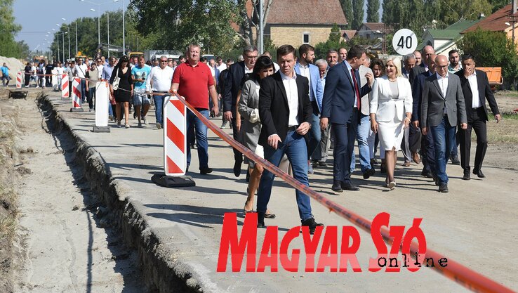 A politikusok a munkálatok helyszínén (Ótos András felvétele)