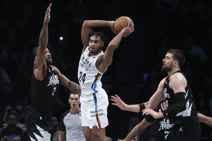 Cam Thomas Kawhi Leonard és Ivica Zubac duplázásában (Fotó: Beta/AP) Cam Thomas Kawhi Leonard és Ivica Zubac duplázásában (Fotó: Beta/AP)