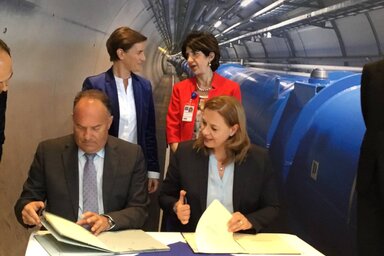 A szerbiai küldöttség látogatása során Mladen Šarčević oktatási miniszter továbbképzési együttműködési szándéknyilatkozatot írt alá (Fotó: Beta)