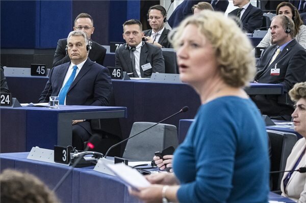 Judith Sargentini, a zöld párti frakció holland képviselője felszólal az Európai Parlament vitáján. Balra Orbán Viktor miniszterelnök, mögötte Szijjártó Péter külgazdasági és külügyminiszter és Rogán Antal, a Miniszterelnöki Kabinetirodát vezető miniszter