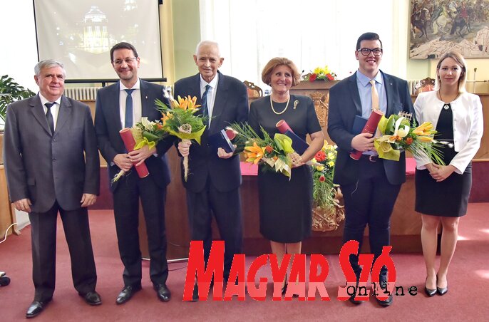 A díjazottak és az önkormányzat illetékesei: Czegledi Rudolf, dr. Nagy Gábor Tamás, Bognár András, Mirjana Mandić, Koliger Maxwell és Tatjana Balo (Gergely József felvétele) A díjazottak és az önkormányzat illetékesei: Czegledi Rudolf, dr. Nagy Gábor Tamás, Bognár András, Mirjana Mandić, Koliger Maxwell és Tatjana Balo (Gergely József felvétele)