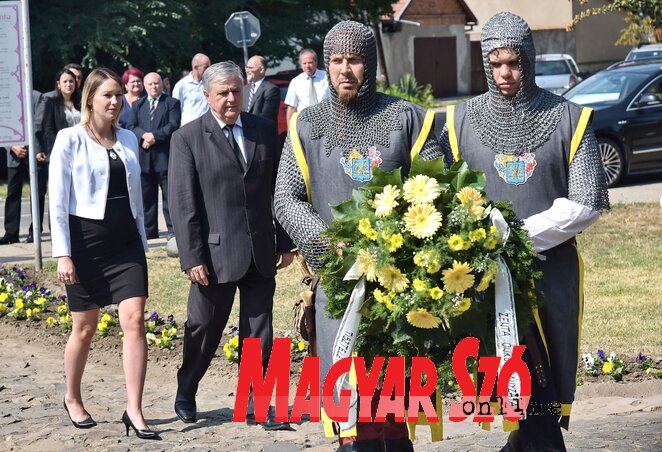 A zentai önkormányzat nevében Czegledi Rudolf és Tatjana Balo helyezett el koszorút a zentai csata emlékhelyénél (Gergely József felvétele) A zentai önkormányzat nevében Czegledi Rudolf és Tatjana Balo helyezett el koszorút a zentai csata emlékhelyénél (Gergely József felvétele)