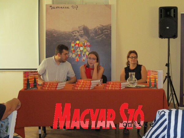 Negyela László Márk, Gazsó Hargita és Hicsik Dóra a topolyai könyvbemutatón (Sihelnik Ágnes felvétele) Negyela László Márk, Gazsó Hargita és Hicsik Dóra a topolyai könyvbemutatón (Sihelnik Ágnes felvétele)