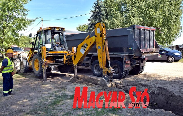 Noszán 2,5 kilométer hosszan helyeznek le vízvezetéket (Fotó: Gergely Árpád)