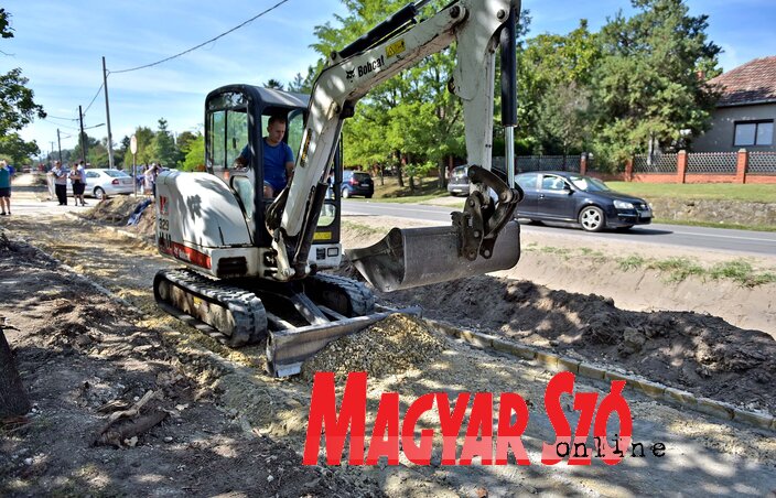 Palicson másfél kilométer hosszú kerékpárút kiépítése zajlik (Fotó: Gergely Árpád)