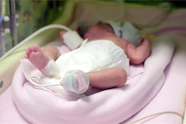 A három hónapig agyhalottként a kórházban kezelt édesanyja méhéből császármetszéssel segítettek világra a babát (MTI Fotó: DEOEC)