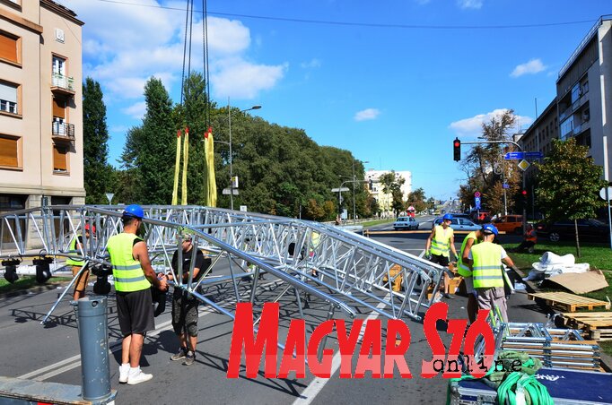 Épül a színpad, újabb forgalomkorlátozás a belvárosban (Dávid Csilla felvétele)