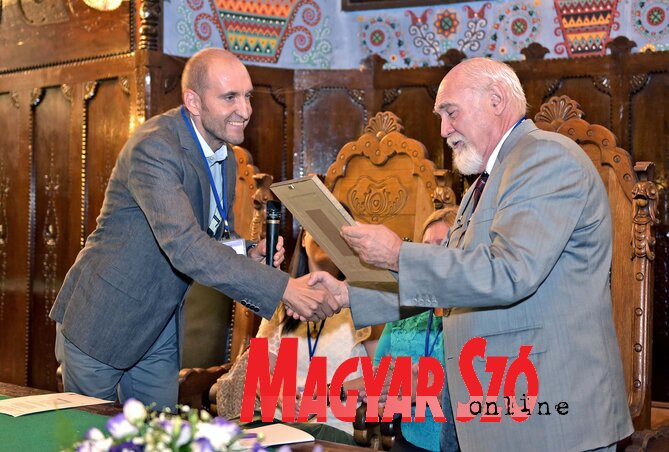 Fürstner Igor egy ex librist ajándékozott Rudas Imrének visszavonulása alkalmából (Fotó: Gergely Árpád) Fürstner Igor egy ex librist ajándékozott Rudas Imrének visszavonulása alkalmából (Fotó: Gergely Árpád)