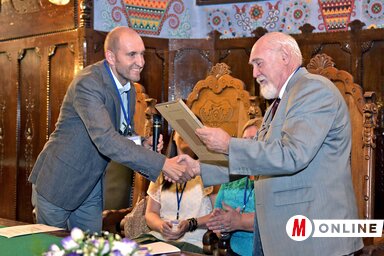 Fürstner Igor egy ex librist ajándékozott Rudas Imrének visszavonulása alkalmából (Fotó: Gergely Árpád)