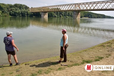 A fiatal lány a hídnál lévő strandról ment a folyóba (Gerely József felvétele)