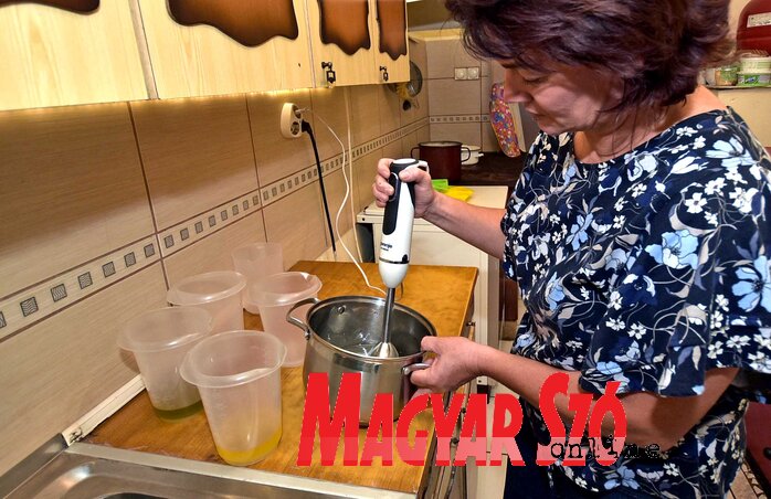 Árva Argita szappankészítés közben (Fotó: Gergely Árpád) Árva Argita szappankészítés közben (Fotó: Gergely Árpád)