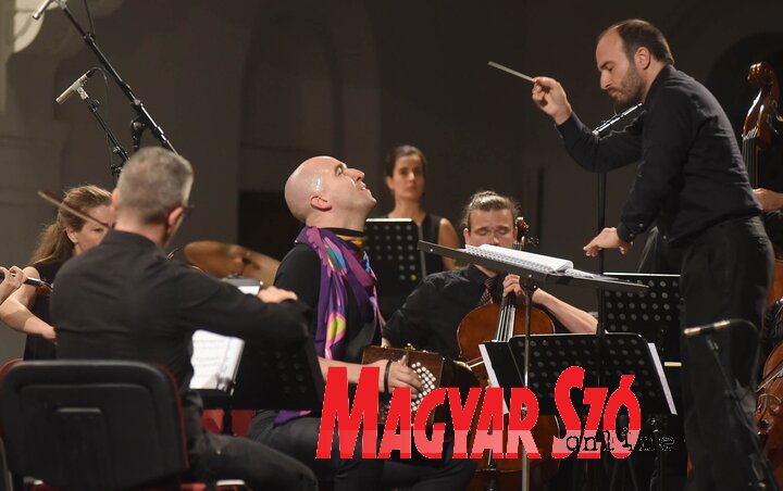 Mario Stefano Pietrodarchi, a fesztivál kamarazenekara és Gianluca Marcianó (Ótos András felvétele)