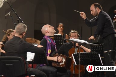 Mario Stefano Pietrodarchi, a fesztivál kamarazenekara és Gianluca Marcianó (Ótos András felvétele)