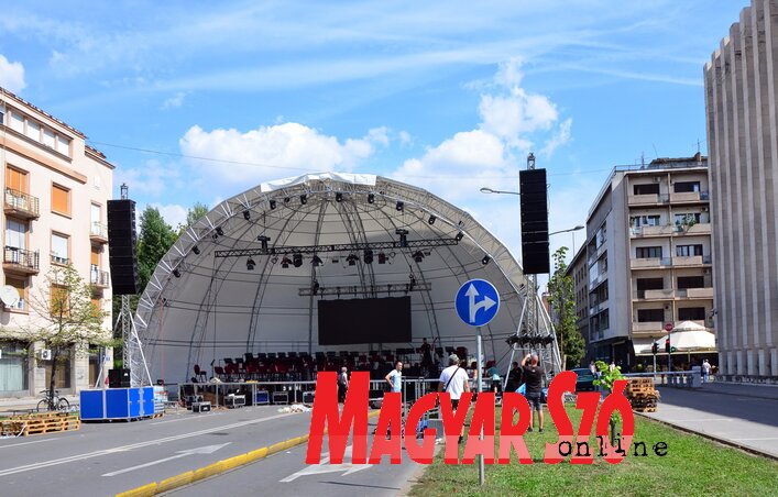 A Pupin sugárúton összeszerelték a színpadot, minden készen áll a koncertre (Dávid Csilla felvétele)