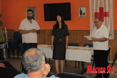Farkas Ármin, a községi tanács tagja, dr. Pintér Kabai Andrea és Kospenda József, a községi Vöröskereszt-szervezet elnöke a városnapi ünnepségek sorában megtartott rendezvényen (Sihelnik Ágnes felvétele)