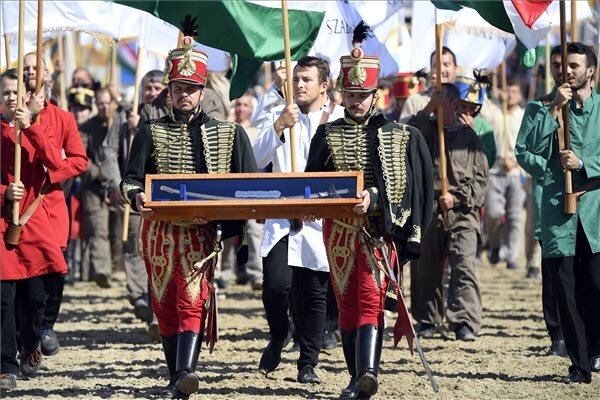 Huszárok hozzák a fődíjat, a Vágtakardot a versenyzők bevonulásán a Hősök terén (fotó:MTI) Huszárok hozzák a fődíjat, a Vágtakardot a versenyzők bevonulásán a Hősök terén (fotó:MTI)
