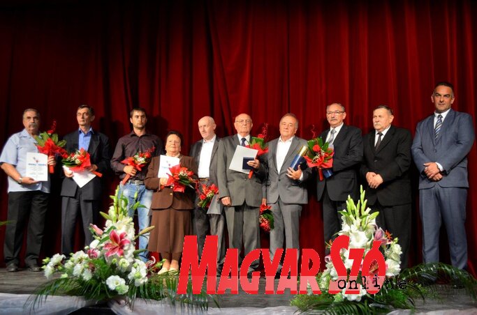 Topolya idei díjazottjai a polgármesterrel és a képviselő-testület elnökével (Herceg Elizabetta felvétele)