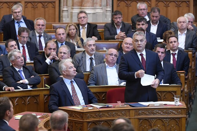 Orbán Viktor válaszol a frakcióvezetők felszólalásaira, akik reagáltak napirend előtti felszólalására (fotó: MTI)