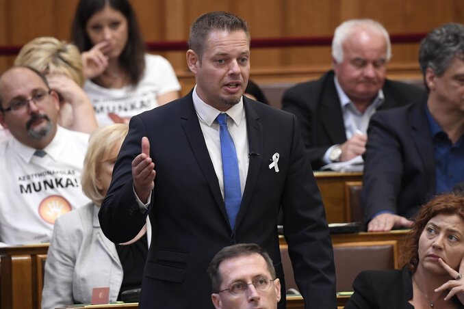 Keresztes László Lóránt, az LmP frakcióvezetője reagál a miniszterelnök felszólalására (fotó: MTI) Keresztes László Lóránt, az LmP frakcióvezetője reagál a miniszterelnök felszólalására (fotó: MTI)