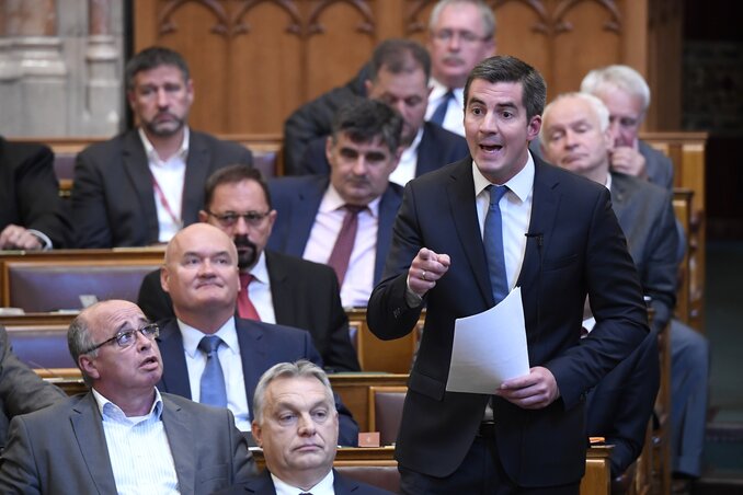 Kocsis máté, a Fidesz frakcióvezetője reagál a felszólalók kritikáira (fotó: MTI) Kocsis máté, a Fidesz frakcióvezetője reagál a felszólalók kritikáira (fotó: MTI)