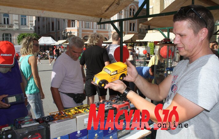 A hétvégén érdekes kiállítást tartottak Újvidék központjában, a Vajdasági Autóvezetők Szövetsége kisautó-kiállítást szervezett, ahol a gyermekek számára közlekedésbiztonsági előadásokat is tartottak (Ótos András felvétele)