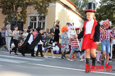 Vidám felvonulók Topolya Fő utcáján (Kazinczy Paszterkó Diana felvétele)